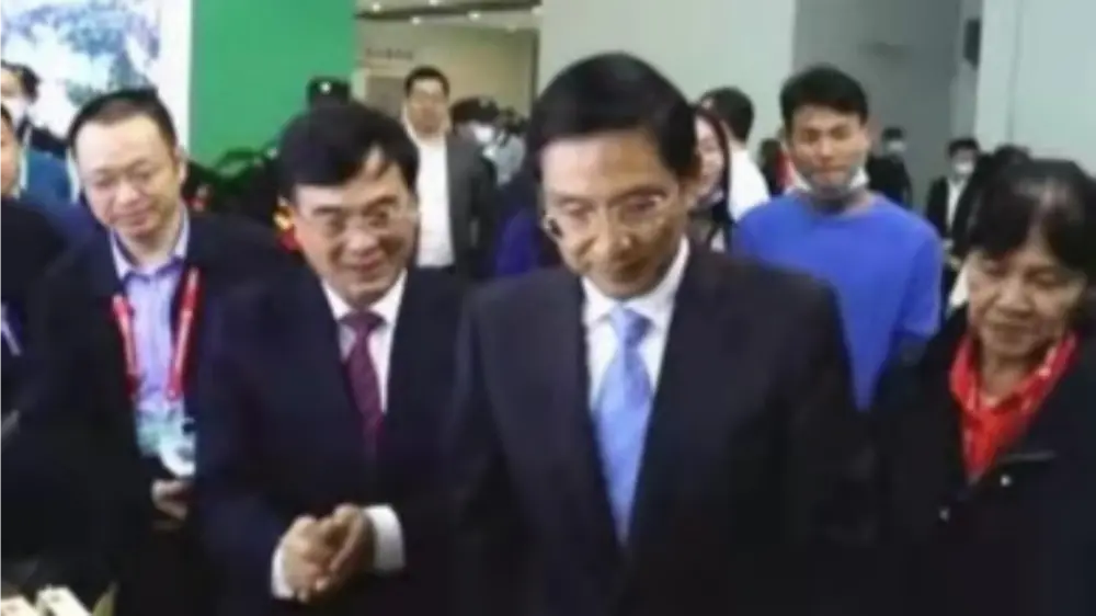 نائب حاكم الحكومة الشعبية لمقاطعة Jiangxi يزور جناحنا في معرض الغابات الإقليمي
